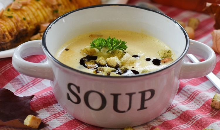 Kuvassa kulho, jossa lukee soup ja on keittoa