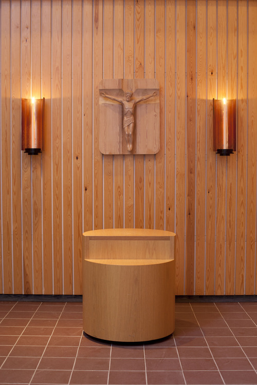 Siunauskappelin näyttöhuoneessa on leppäpuinen krusifiksi, jonka on suunnitellut taiteilija Heikki Varja.