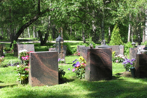 Hautakiviä ja kukkia uurna-alueella.