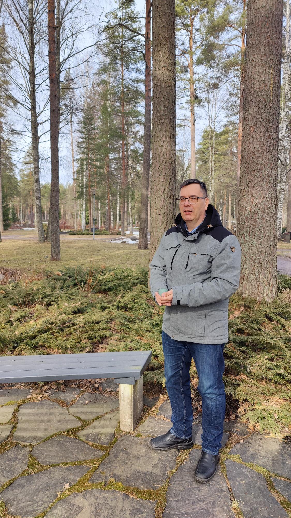 Markku Blom hautausmaalla.