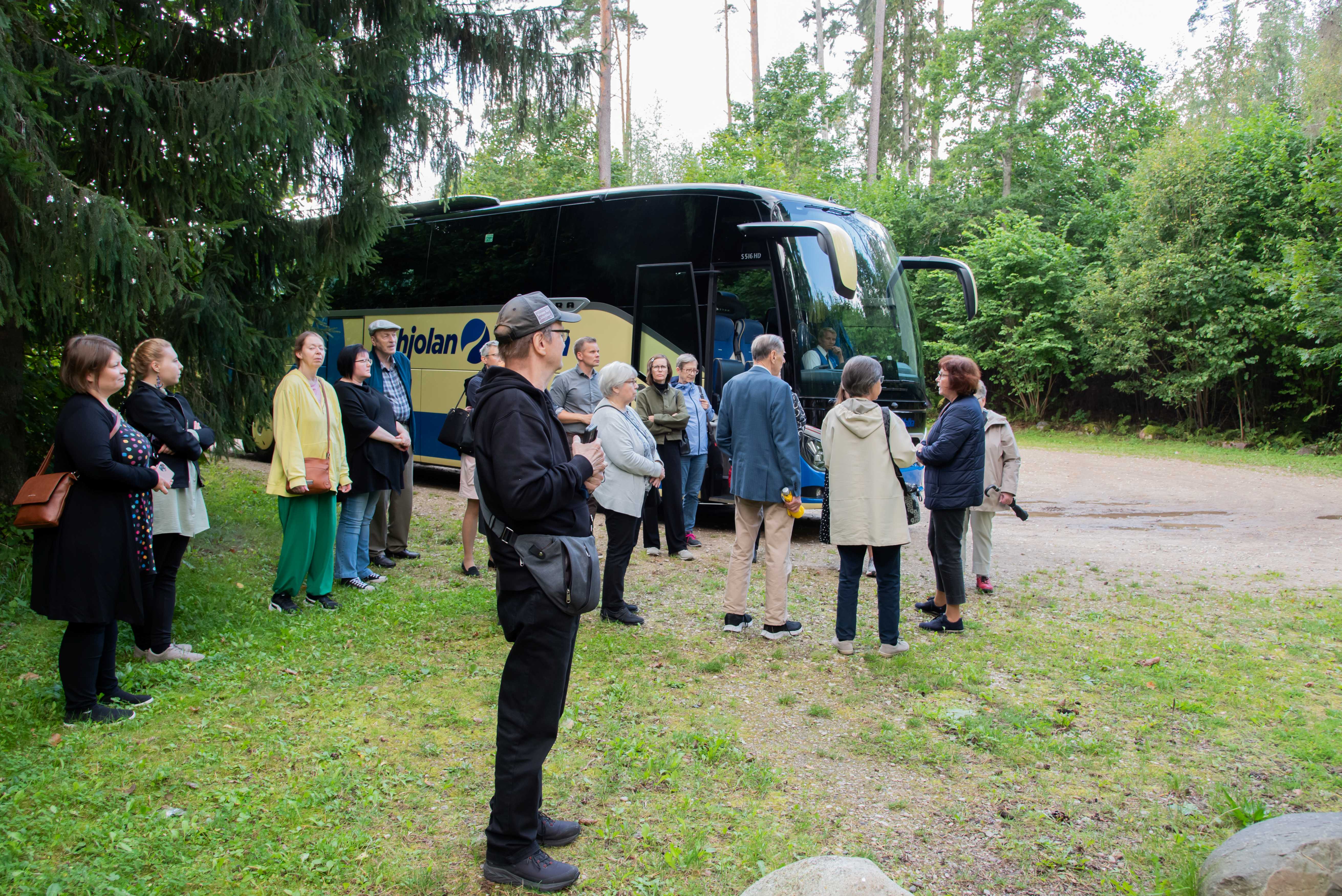 matkalaiset bussin edessä.