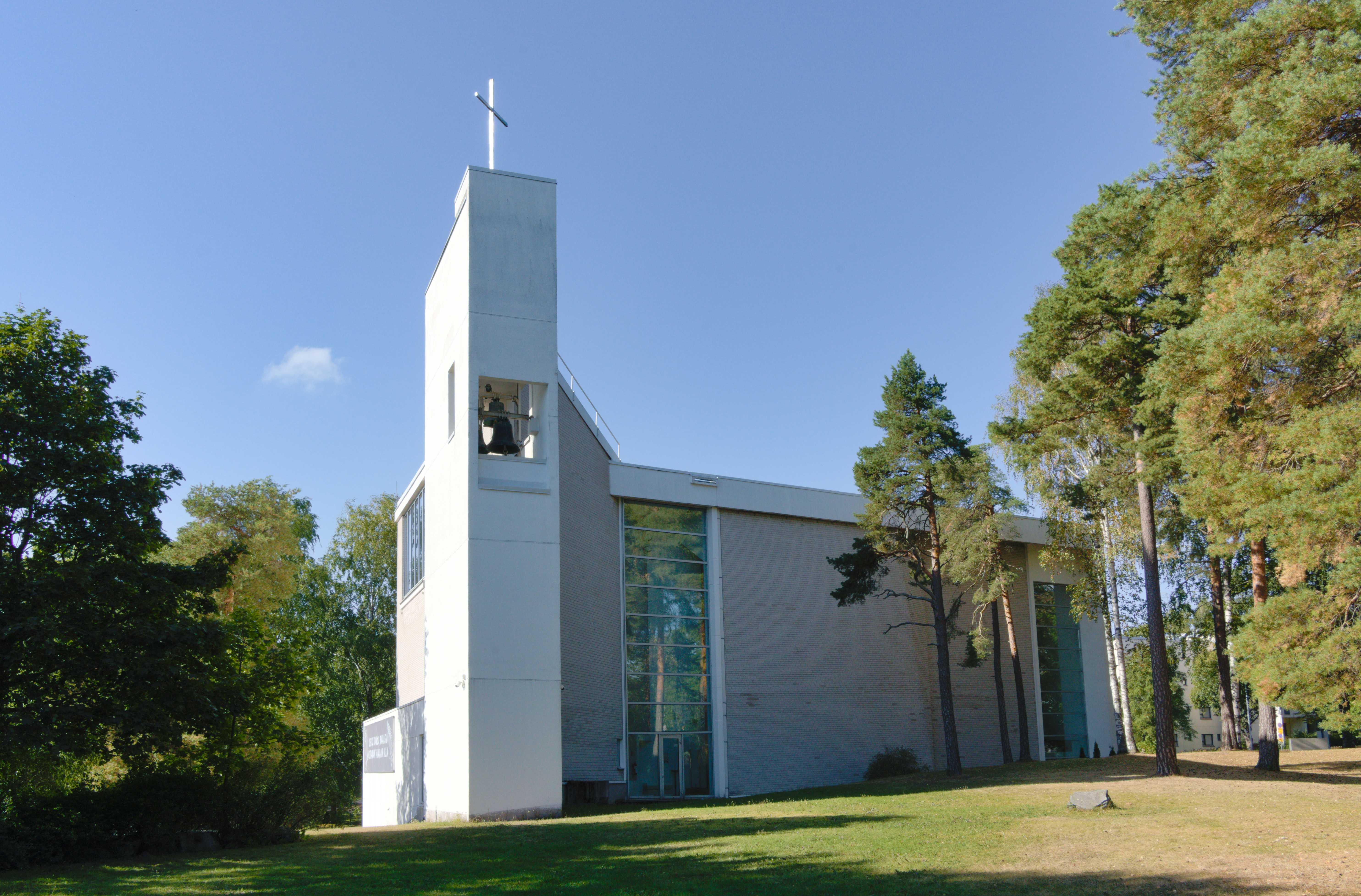 Keravan kirkko kirkonmäeltä päin kesällä kuvattuna.