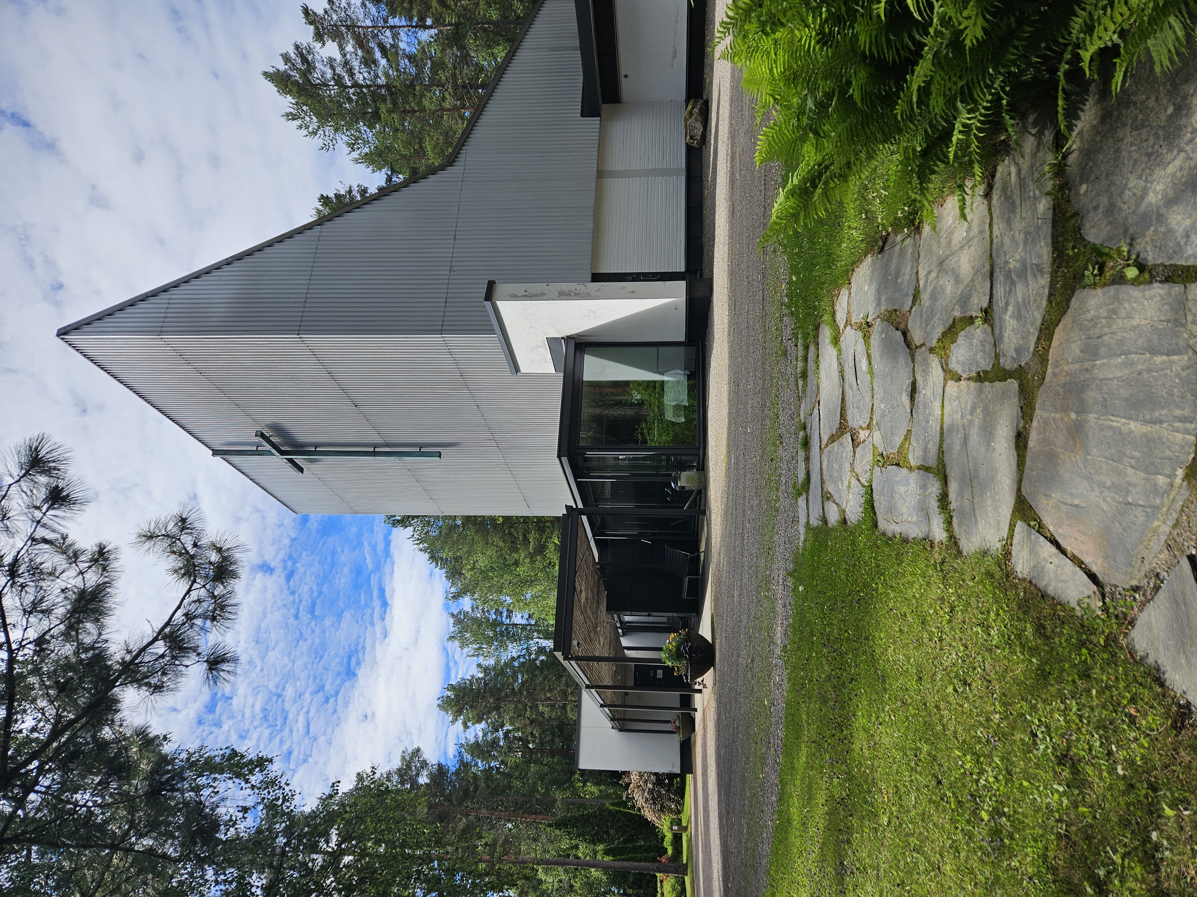Keravan hautausmaa Siunauskappelin läheisyydestä kesällä.