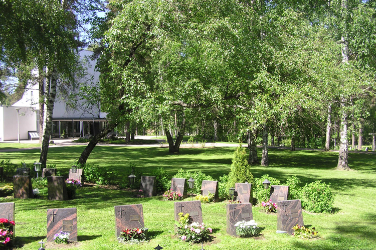Keravan hautausmaa Keravan hautausmaa Siunauskappelin läheisyydestä kesällä.