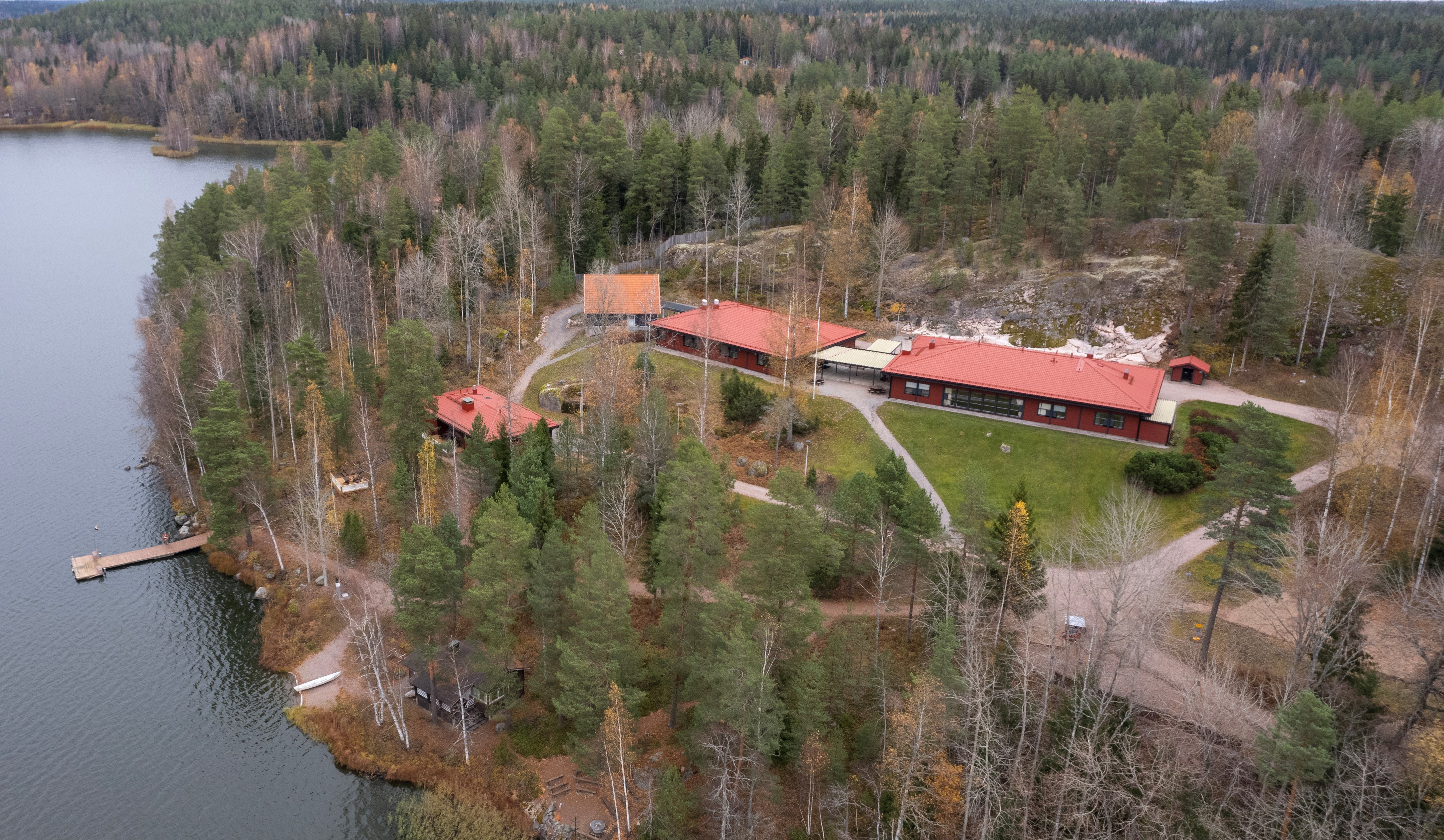 Nuottakodon leirikeskus Nuottakodon alue Poikkipuoliainen-järveltä kuvattuna.