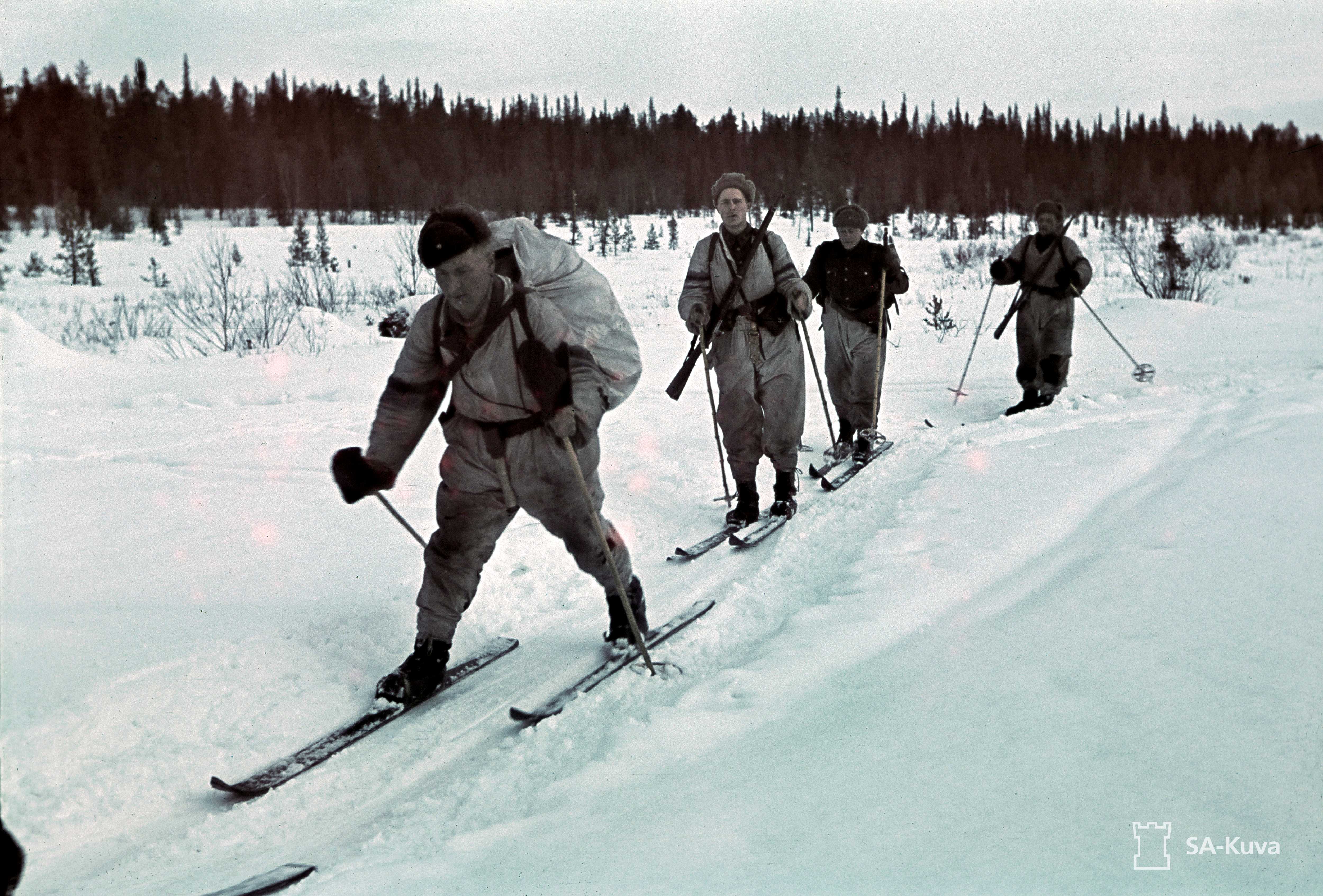 ARkistokuvassa Hiihto-osasto matkalla. Petsamo, Kukkesjaur 1942.04.14
