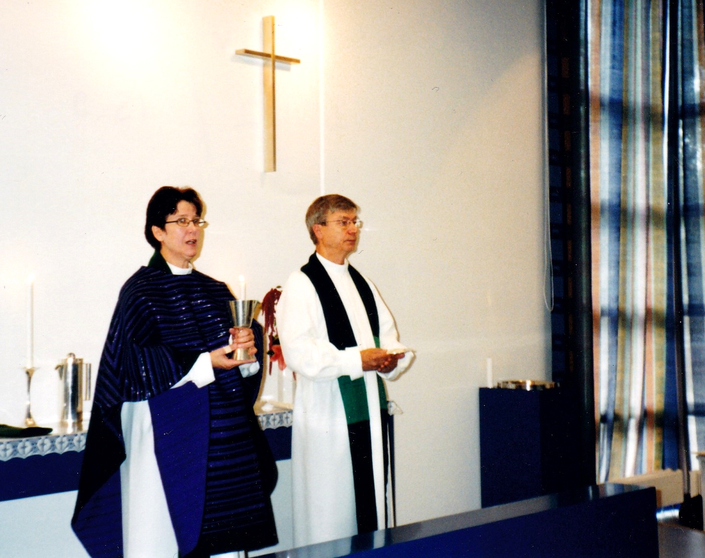Eeva Airila ja Seppo Väätäinen Savion seurakuntalon juhlamessussa. 15.9.2002