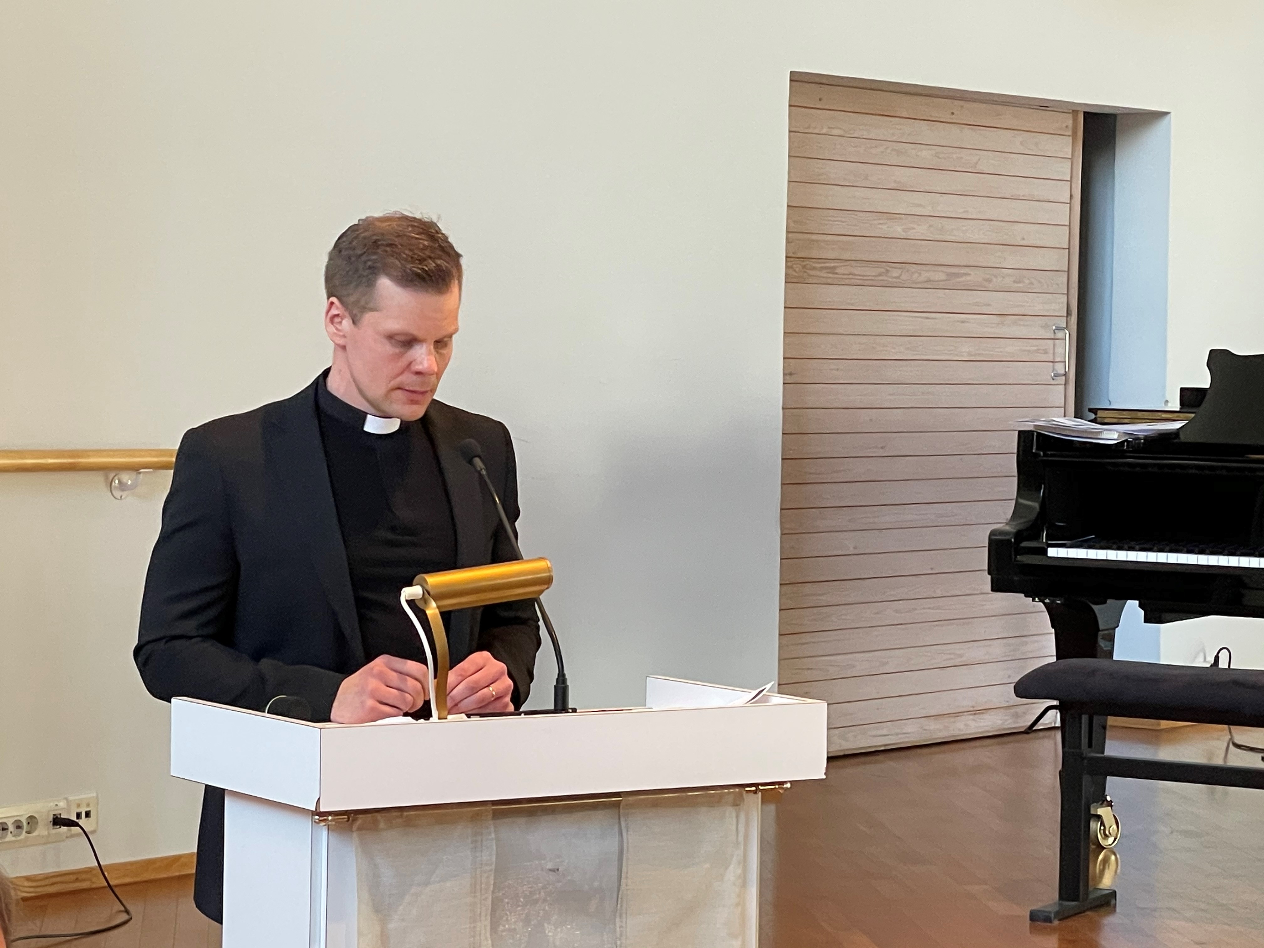 kirkkoherra Markus Tirranen puhujapöntössä.