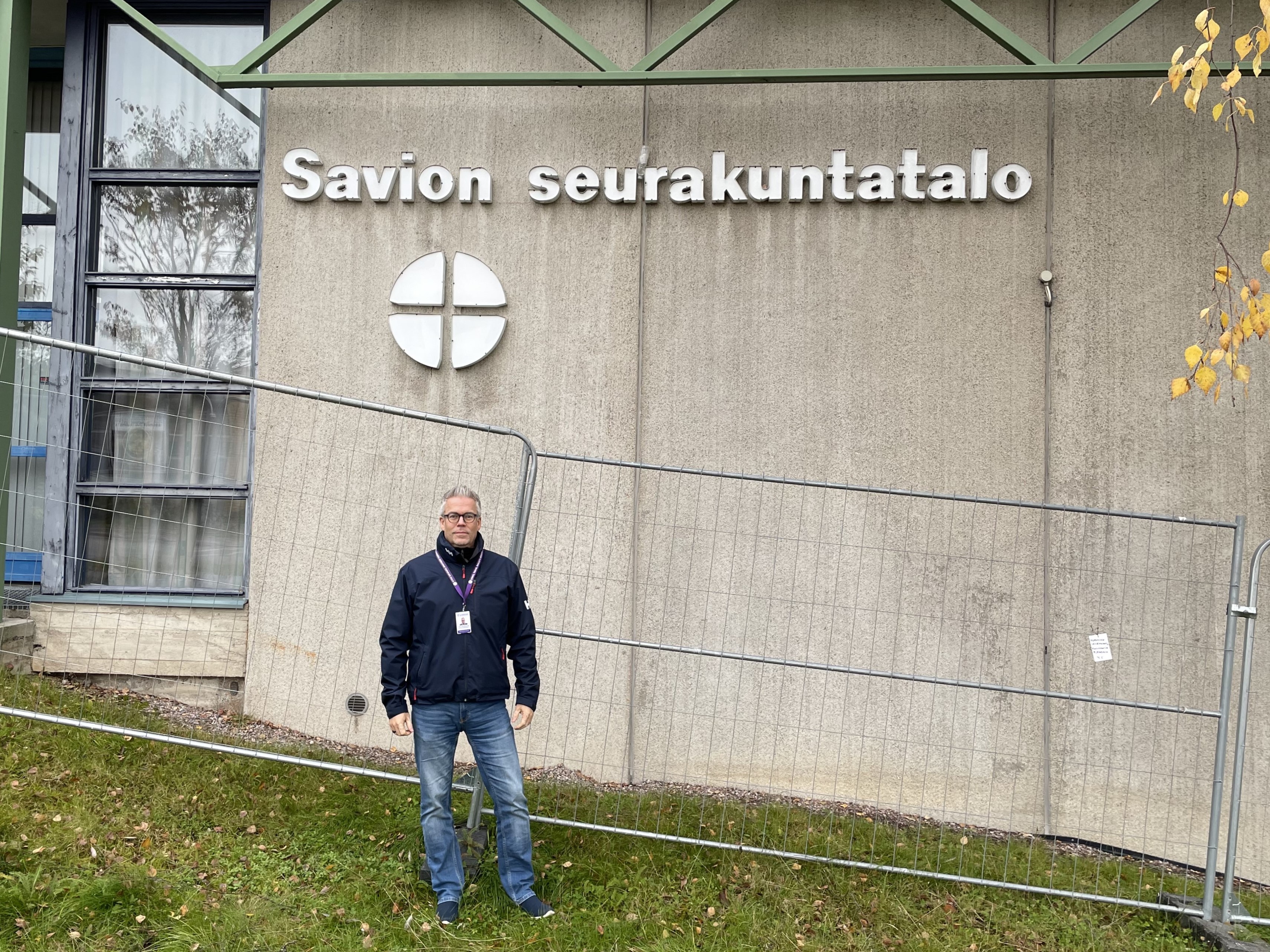 Tero Raatikainen Savion seurakuntatalon edustalla.