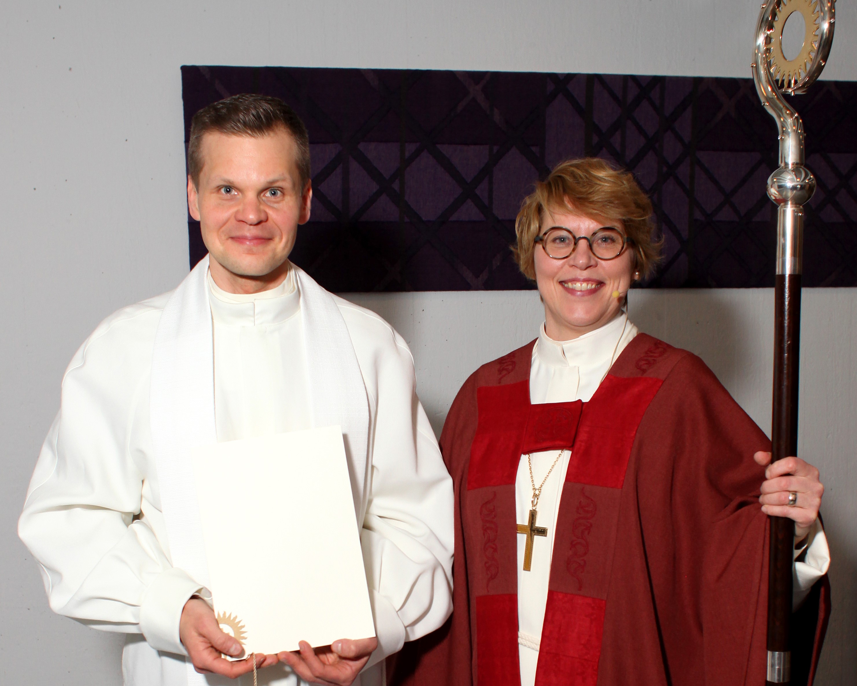 Keravan seurakunnan kirkkoherra Markus Tirranen ja Espoon hiippakunnan piispa Kaisamari Hintikka.