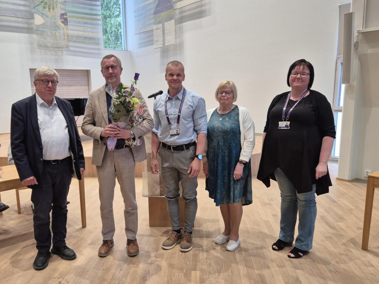 Timo Laaninen, Tapio Tähtinen kukkien kanssa, Markus Tirranen, Marja-Liisa Marviala sekä Jenny Saarela.