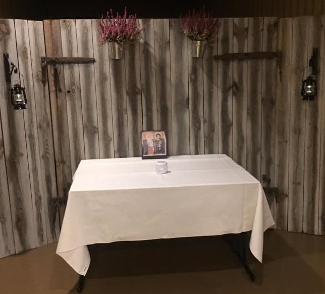 Nuottakodon lautaseinä, jonka edessä on pöydällä ikoni ja kynttilä