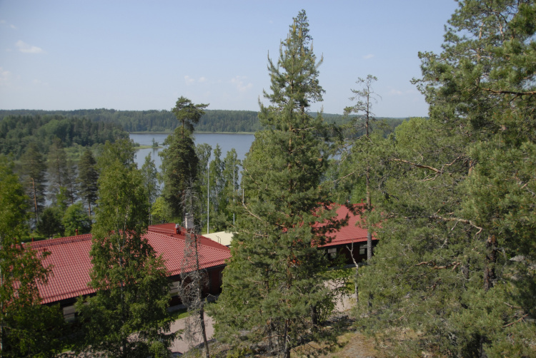 Aikuisten leiri Nuottakoto kalliolta kuvattuna kesällä.
