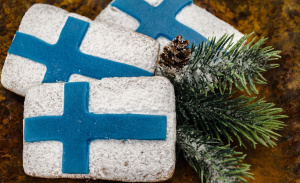 Suomen lipun muotoisia pipareita ja havunoksia.