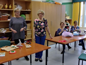 Lähetyksen käsityöpiirin naiset pöytien ympärillä.