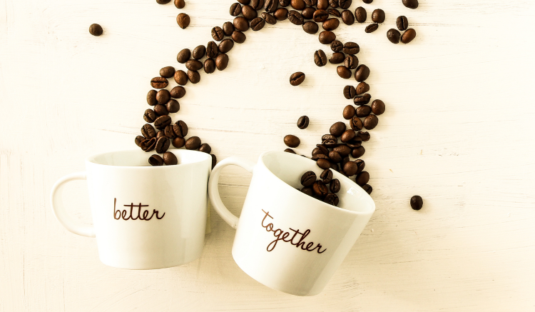 Kahvikupit, joissa teksti Better together.