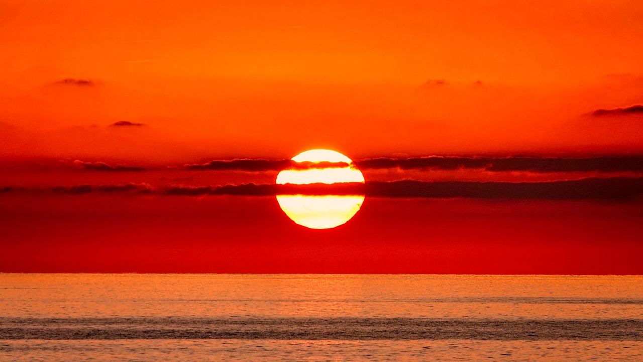 Auringonlasku ja meri