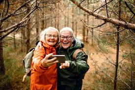 Kaksi naista ottamassa selfietä
