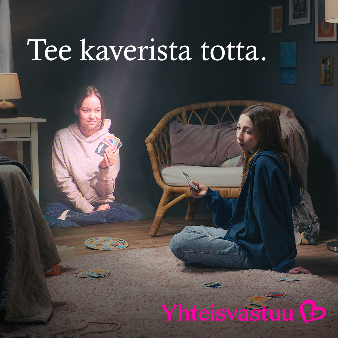 Kaksi nuorta pelaamassa korttia ja teksti Tee kaverista totta.