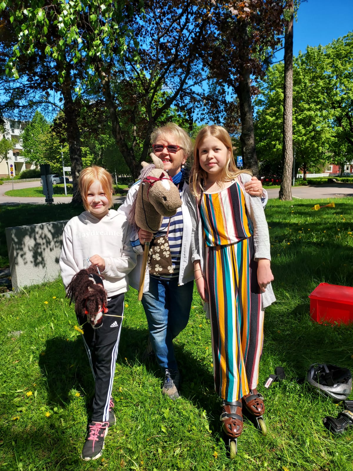 Helena Jukarainen lastenlastensa kanssa.