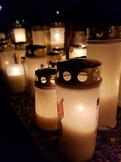 pyhäinpäivän kynttilät hautausmaalla.