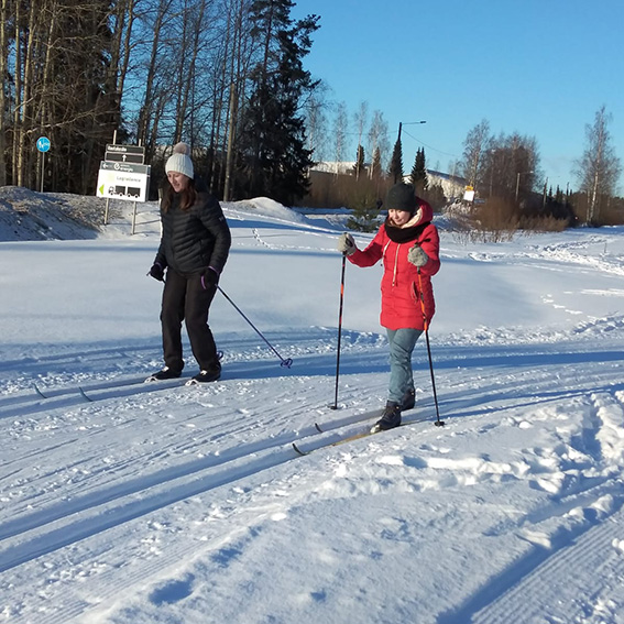 kaksi hiihtäjää.