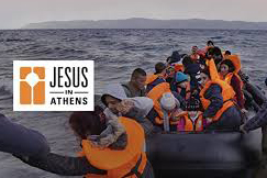 Jesus in Athens -elokuvan mainoskuva: pakolaisia autetaan rantaan kumiveneestä