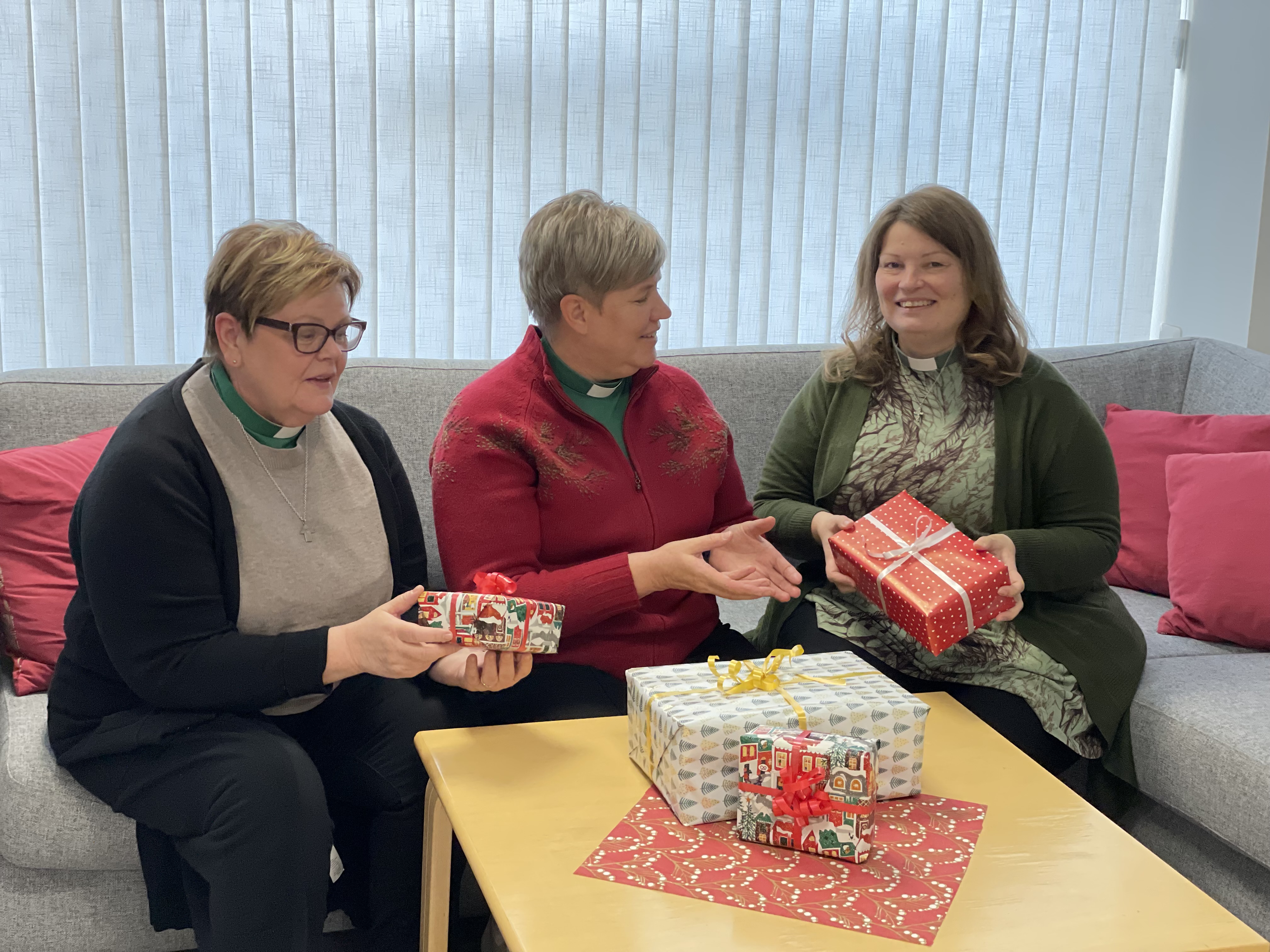 Kirsi Helin, Mirva Nyman ja Heidi Karuranta joulupakettien kanssa.