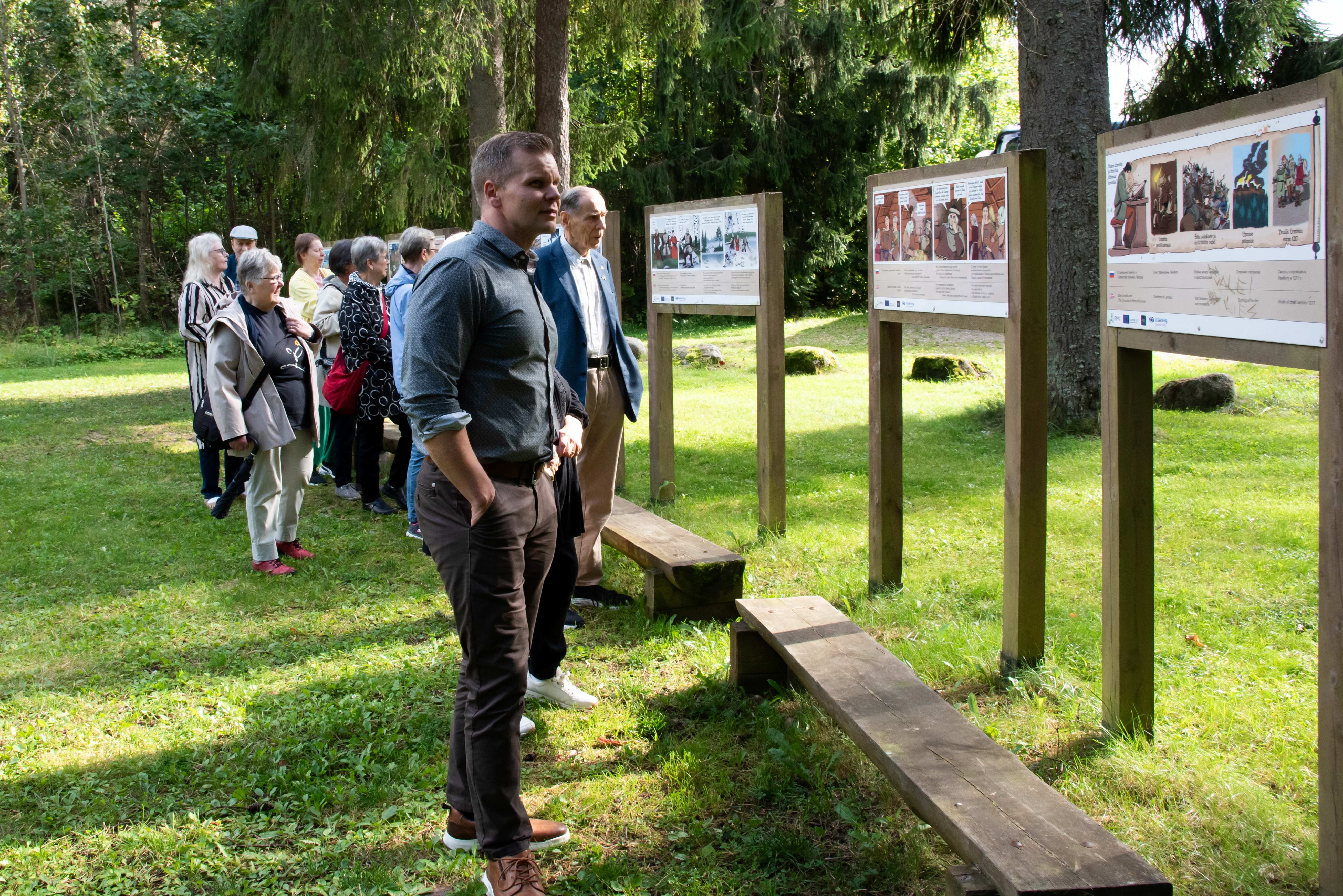 matkalla olijat katsovat Lõhaveren linnavuorella olevia historiallisia tauluja.