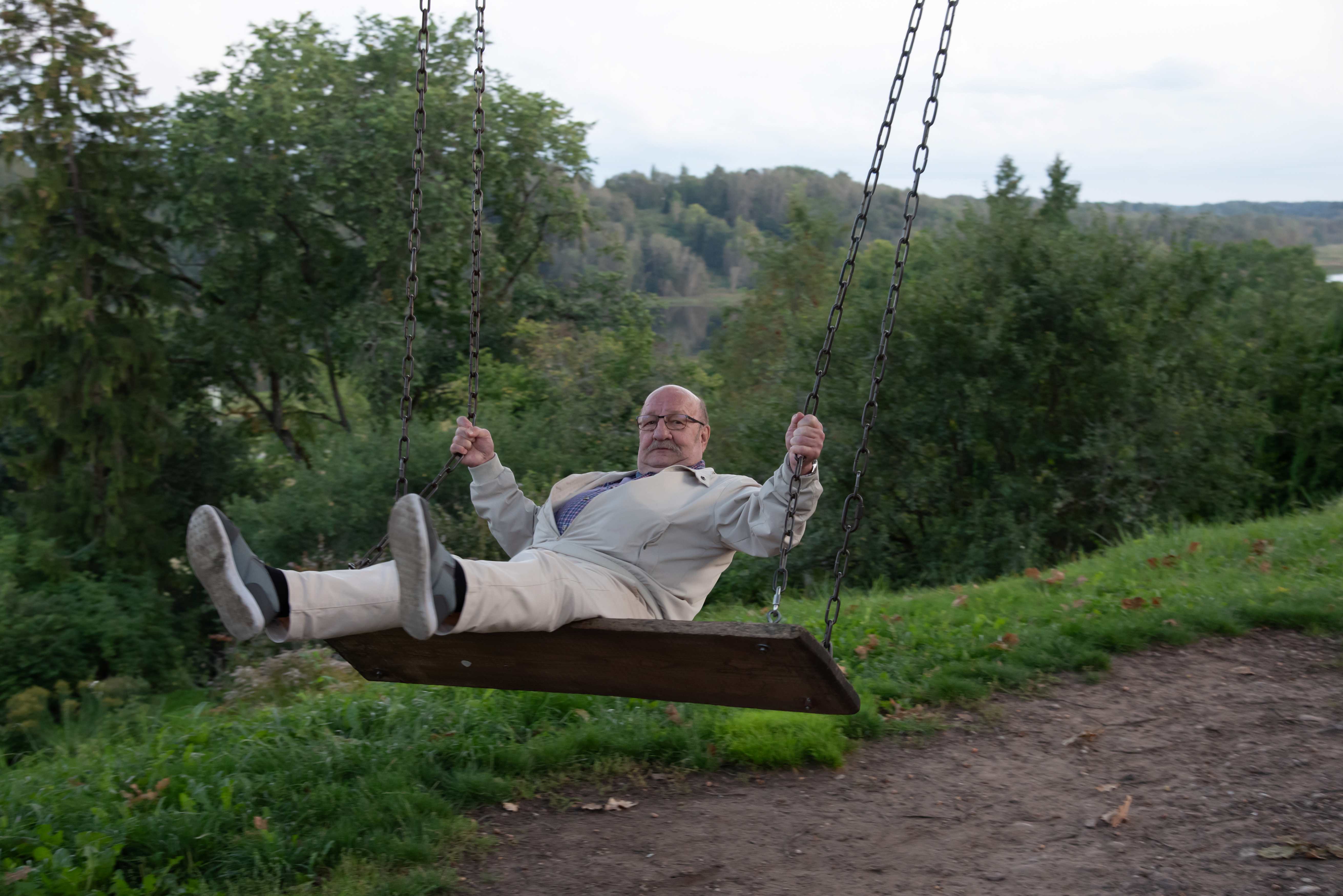 Erkki Hanski keinussa.