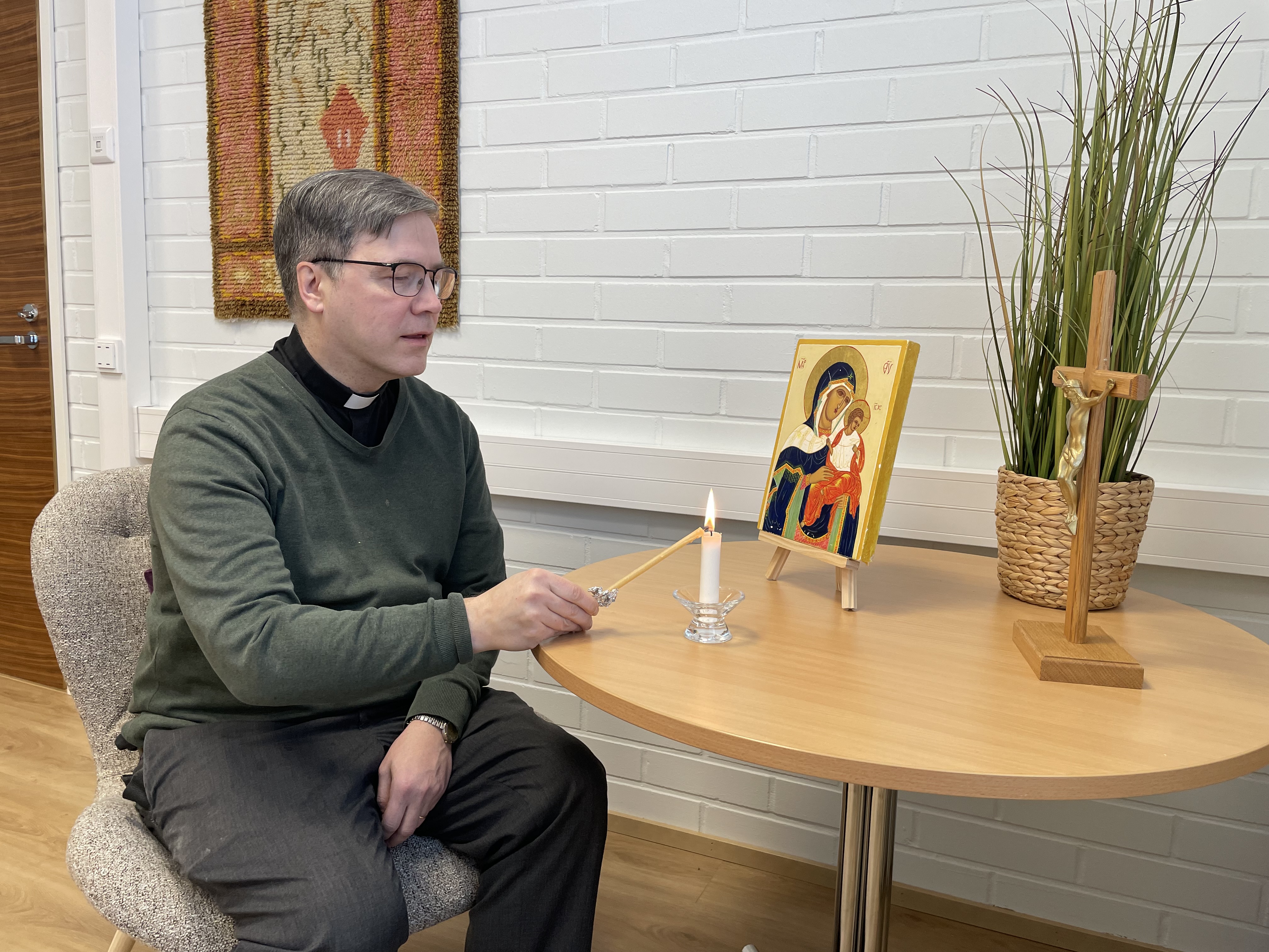 Samuli Koivuranta sytyttää tuohuksen.