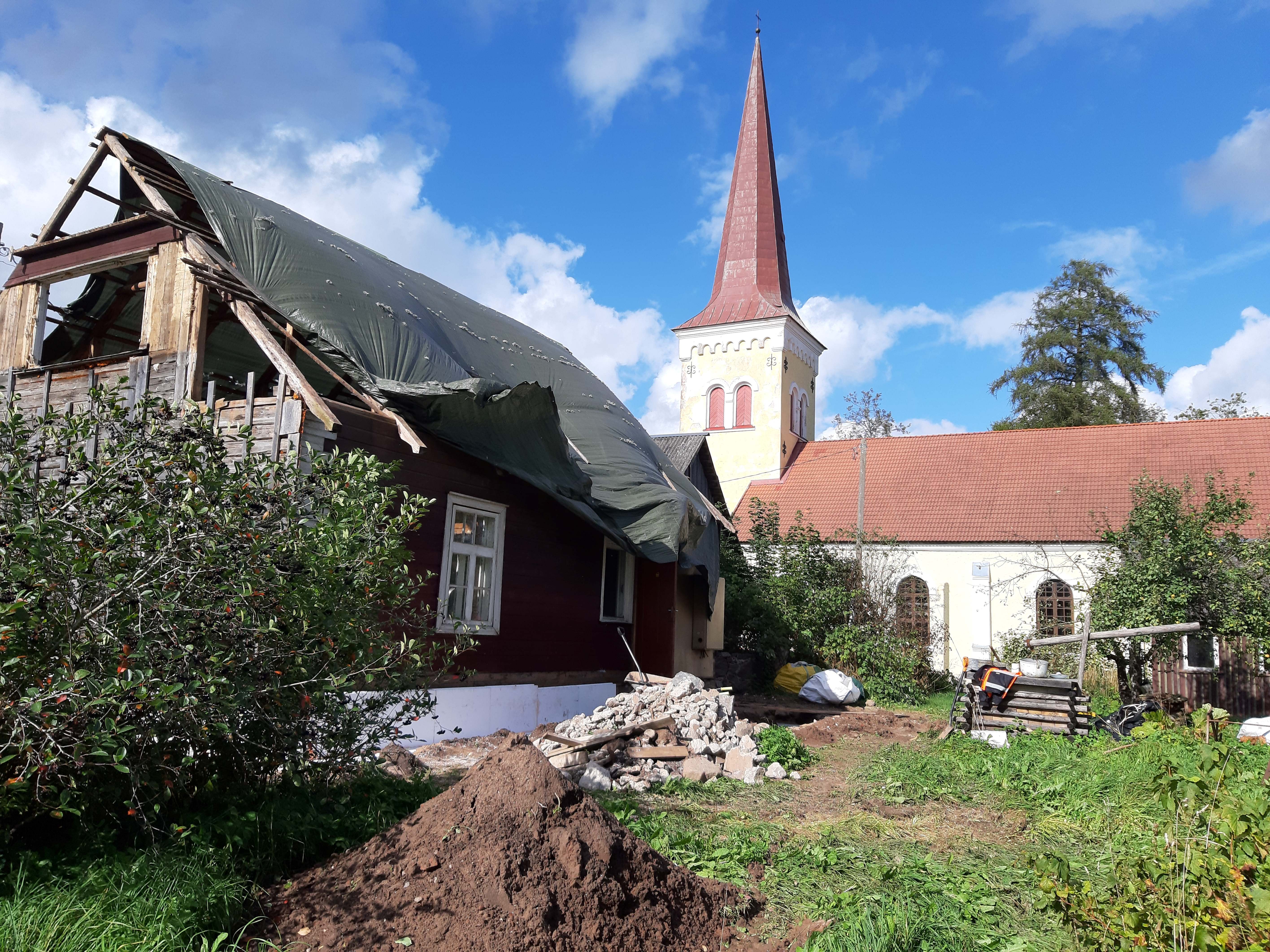 Seruakuntatalon katon rakennus käynnissä. 
