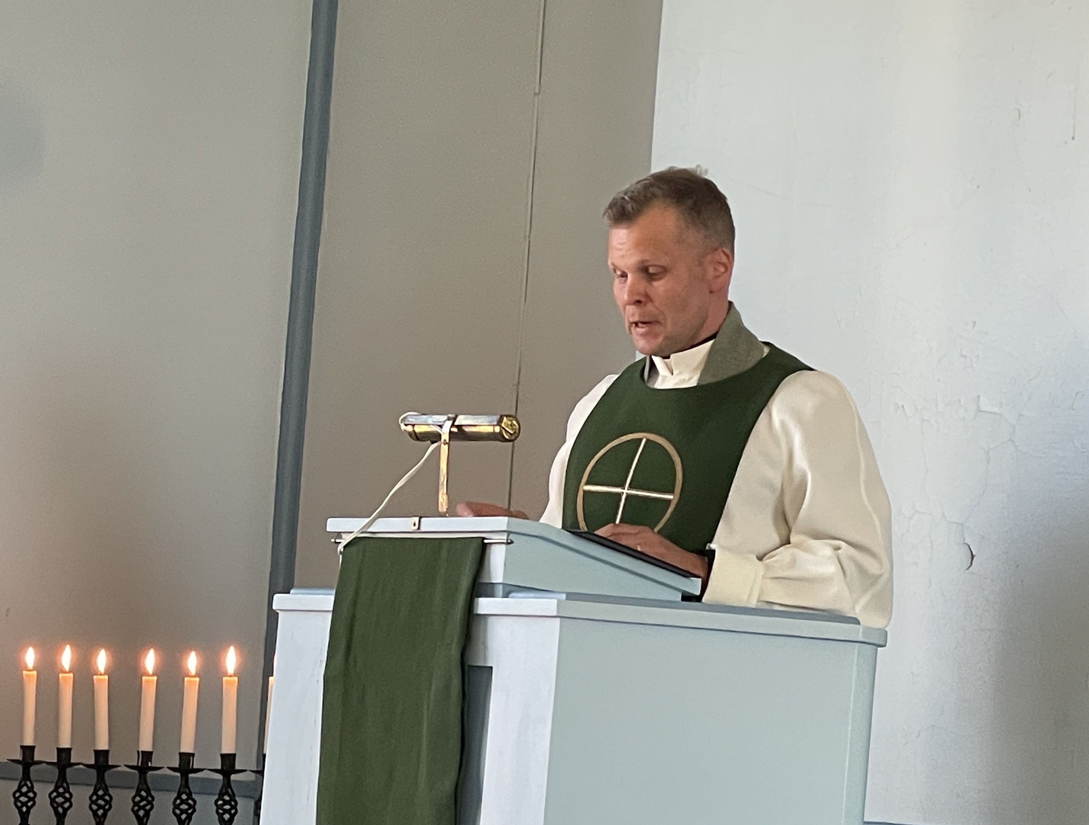 Kirkkoherra Markus Tirranen saarnaa.