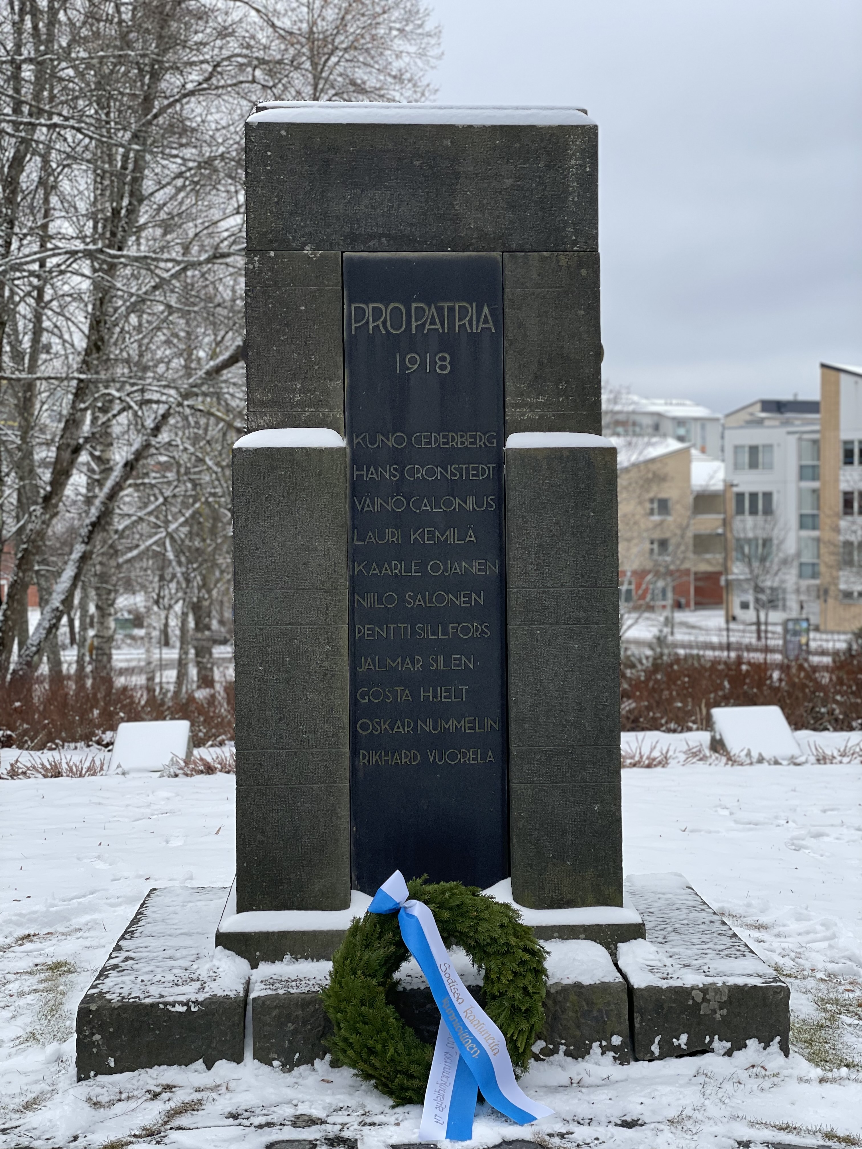 Seppele Pro-patria muistomerkillä. 