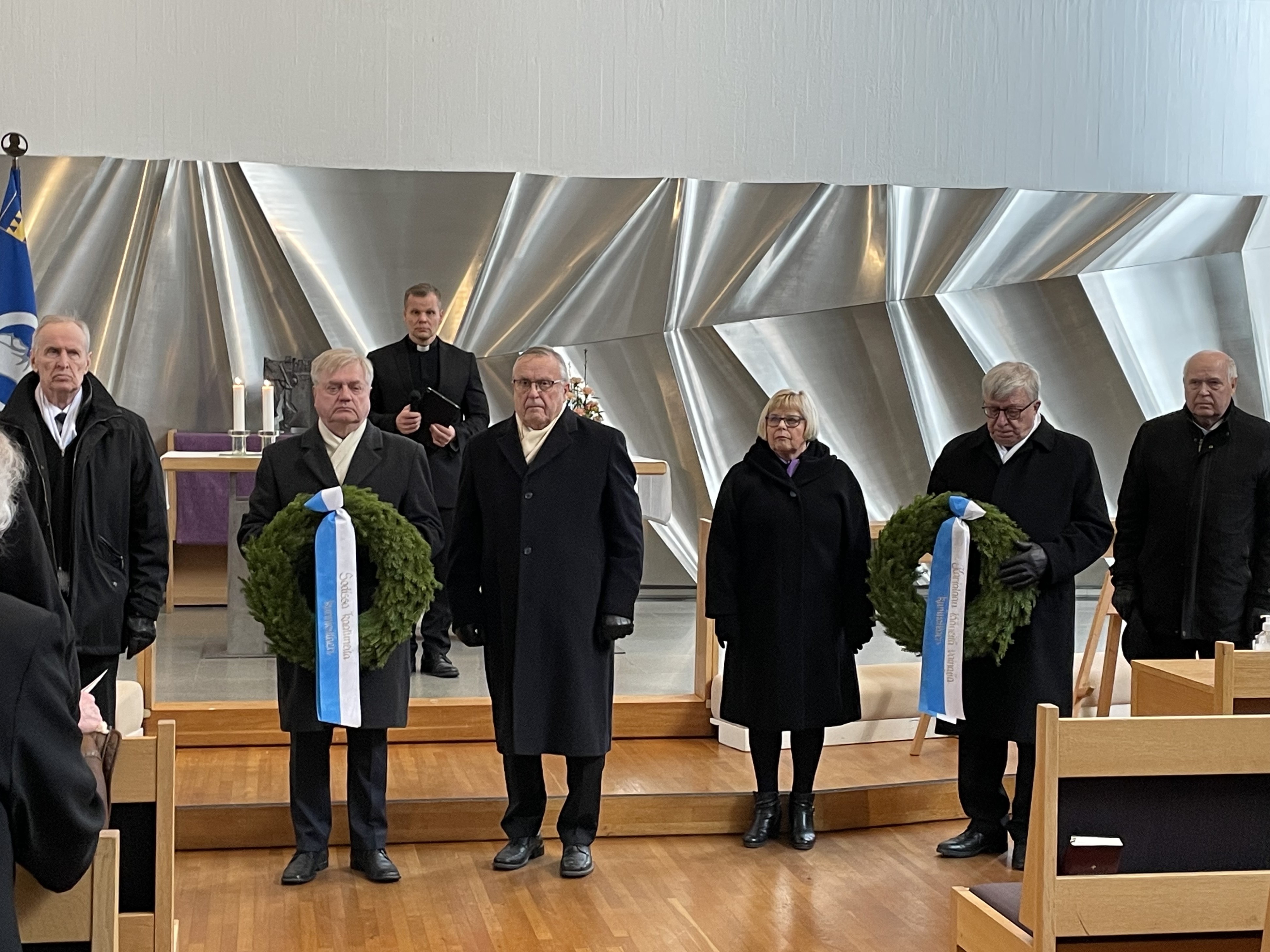 seppelpartio lähdössä kirkossa.