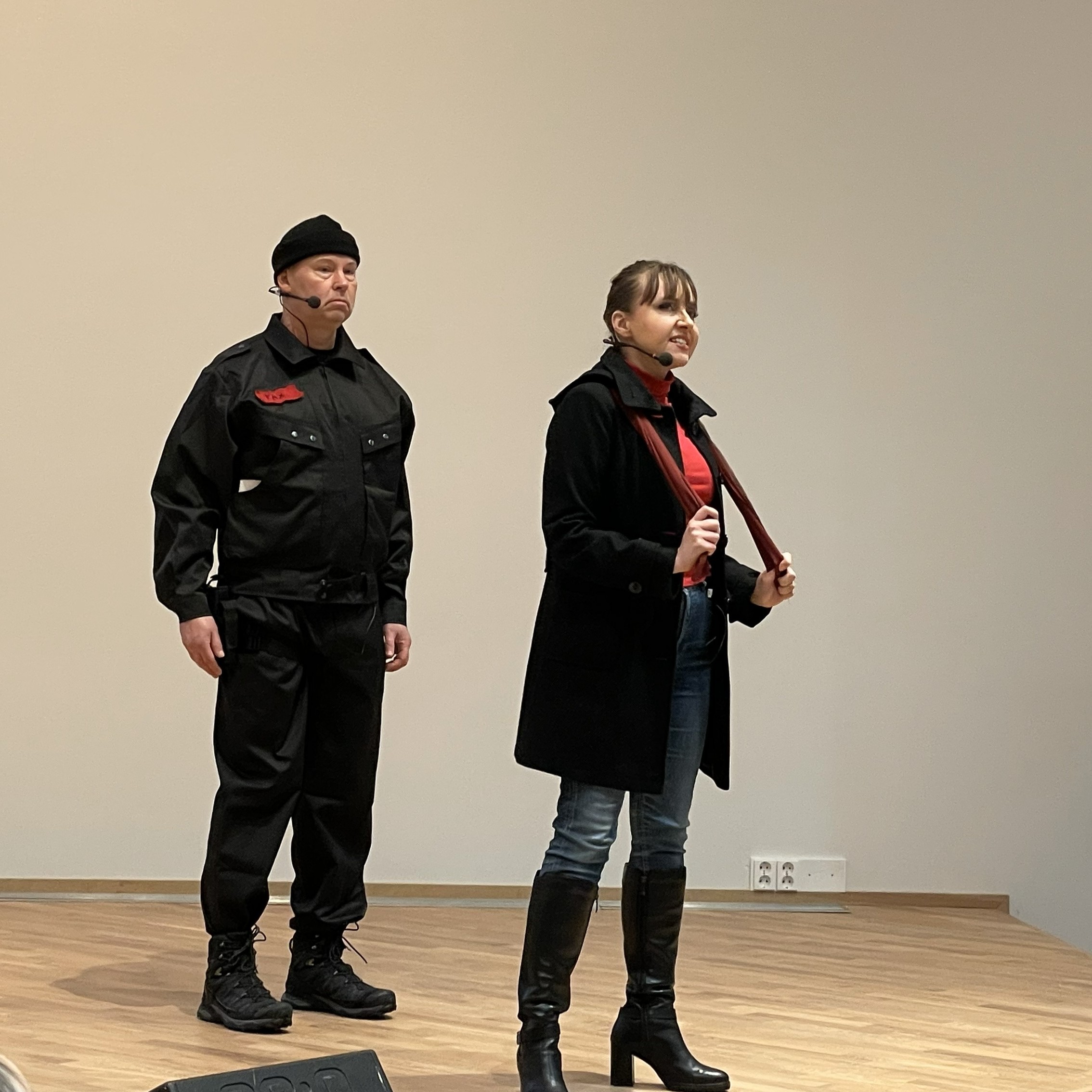 Esityksestä katkelma, etualalla ohjaaja Sirkku Hoikkala.